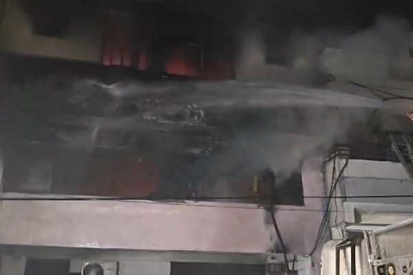 कानपुर में 5 मंजिला इमारत में लगी भीषण आग, कई लोगों के फंसे होने की आशंका