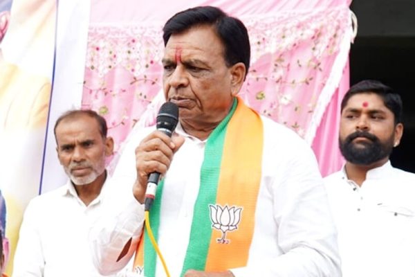 सेना मोदी के चरणों में…” देवड़ा के बयान पर बवाल, कांग्रेस ने कहा – माफी मांगो, पद छोड़ो!