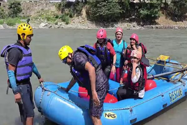मनाली में फिर बढ़ने लगी पर्यटकों की भीड़, भारत-पाक तनाव के बाद ठंडा पड़ गया था टूरिज्म बिजनेस