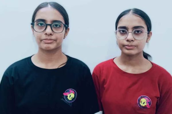RBSE 10th Result 2025: चर्चा में बस कंडक्टर की जुड़वां बेटियां, 10वीं बोर्ड में दोनों के आए एक जैसे नंबर