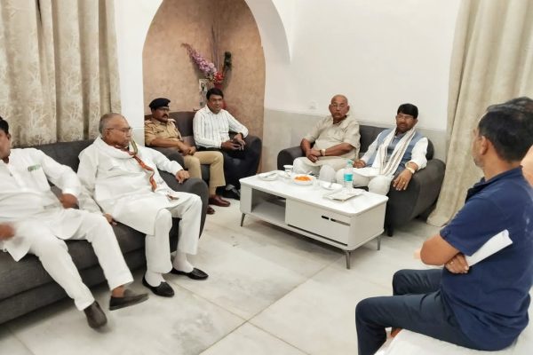 Madhya Pradesh: मंत्री लक्ष्मण पटेल ने मऊगंज जिले की विकास योजनाओं की गहन समीक्षा, जनप्रतिनिधि और प्रशासनिक अधिकारी भी रहे मौजूद