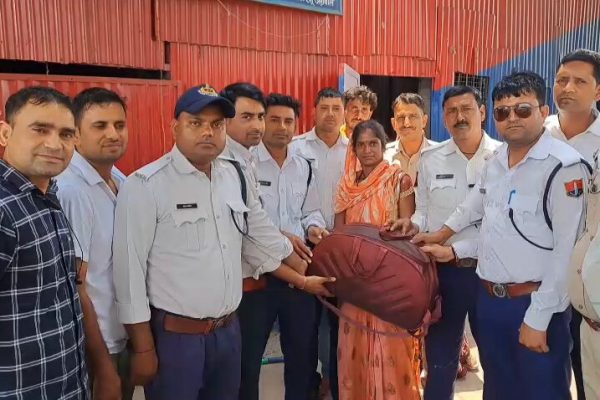 Rajasthan: धौलपुर पुलिस की सूझबूझ से महिला का खोया बैग और लाखो के मिले गहने…