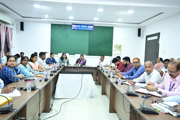 गौरेला पेंड्रा मरवाही: कलेक्टर ने सुशासन तिहार और खरीफ फसलों की तैयारियों की समीक्षा, लंबित आवेदनों के त्वरित निराकरण के निर्देश