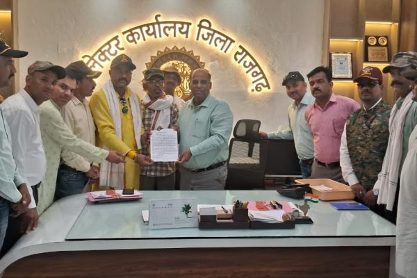 Madhya Pradesh: राजगढ़ के रिटायर्ड जवानों ने कलेक्टर को ज्ञापन सौंपा और कहा- जहां भेजेंगे जायेंगे