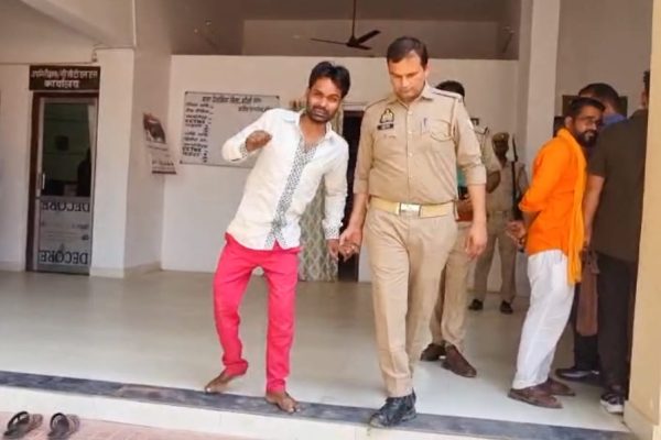 Uttar Pradesh: सोशल मीडिया पर पाकिस्तान के समर्थन में पोस्ट किया वीडियो, रोते हुए नजर आया युवक