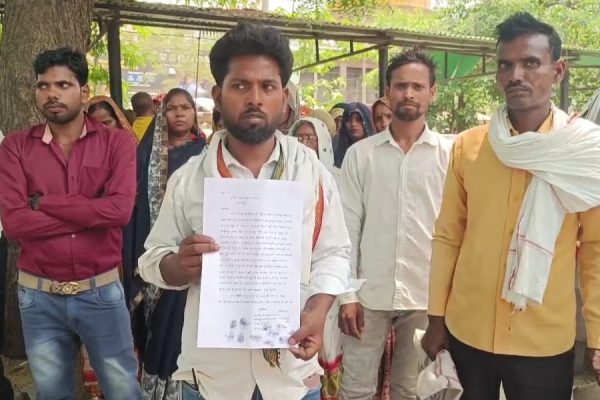 Uttar Pradesh: सुल्तानपुर की दर्जनों महिलाओं एवं पुरुषों ने आबादी की जमीन पर किए जा रहे अवैध कब्जे को लेकर मजिस्ट्रेट से की शिकायत
