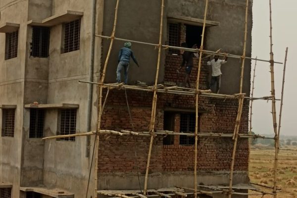 मिर्जापुर: सीएचसी गलरा के निर्माण में गुणवत्ता की अनदेखी: ग्रामीणों में रोष