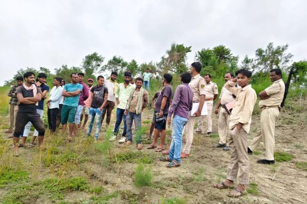 करेह नदी में उतरता मिला युवक का शव, गले पर निशान और बाहर निकली जीभ से हत्या की आशंका