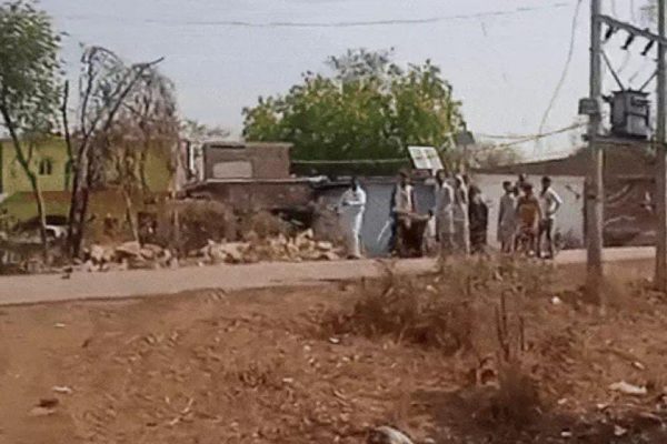 सरपंच ने महिला की दोनों टांग पकड़कर सड़क पर घसीटाः पन्ना में सरकारी जमीन पर खेती करने और तालाब बनवाने को लेकर विवाद