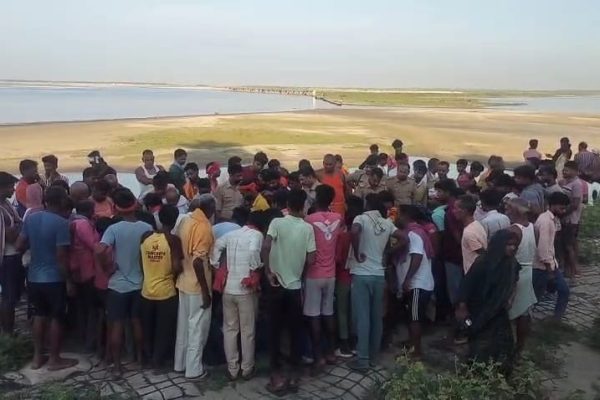 “शाम तक घर न लौटे बच्चे…” – गंगा किनारे बैग और कपड़े मिले, फिर जो हुआ वो दिल दहला देगा