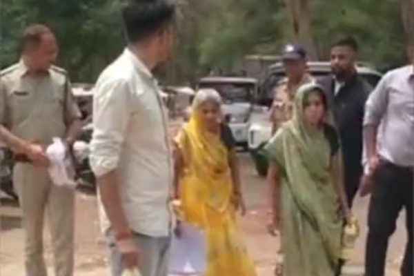 Madhya Pradesh: फिनाइल लेकर एसपी ऑफिस पहुंचा पीड़ित: कहा- पत्नी मारती है, बचाओ…