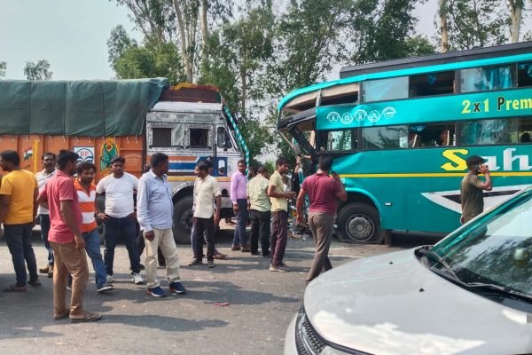 लखीमपुर खीरी. ट्रक और डबल डेकर बस की आमने सामने से हुई टक्कर आठ घायल