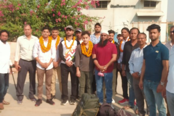 Rajasthan: हिंडौन के होनहार खिलाड़ी ऑल इंडिया इंटर यूनिवर्सिटी सॉफ्टबॉल प्रतियोगिता के लिए रवाना, खेल प्रेमियों ने दी शानदार विदाई