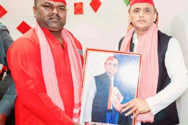 अखिलेश को बताया दलितों का भगवान, अंबेडकर के साथ लगी तस्वीर ने मचाया सियासी भूचाल