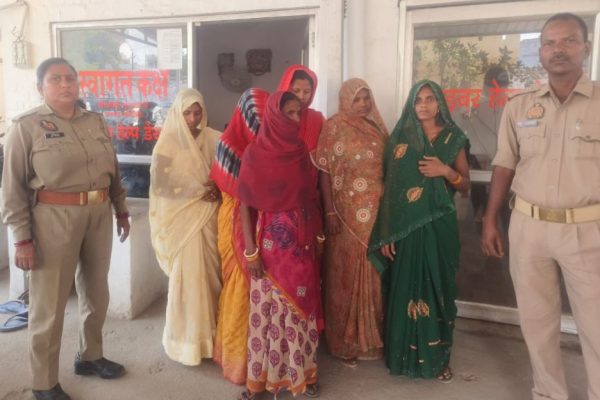Uttar Pradesh: महिलाओं के जरिए शराब तस्करी, 86 लीटर शराब के साथ छः महिलाए गिरफ़्तार