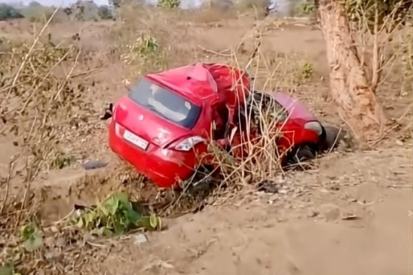 स्विफ्ट कार बना मौत का ताबूत, बारात से लौट रही कार पेड़ से टकराई, एक की मौत, तीन गंभीर.