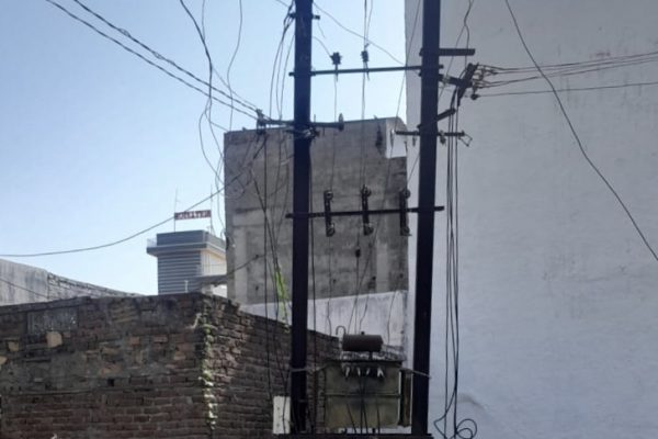 ट्रांसफार्मर फेल और सिस्टम भी! बिजली विभाग की लापरवाही से रातभर बेहाल रही कॉलोनियां