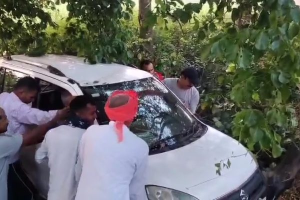 Uttar Pradesh: बिजनौर के चांदपुर गजरौला रोड पर हादसा: तूफान से गिरे पेड़ के कारण पलटी कार