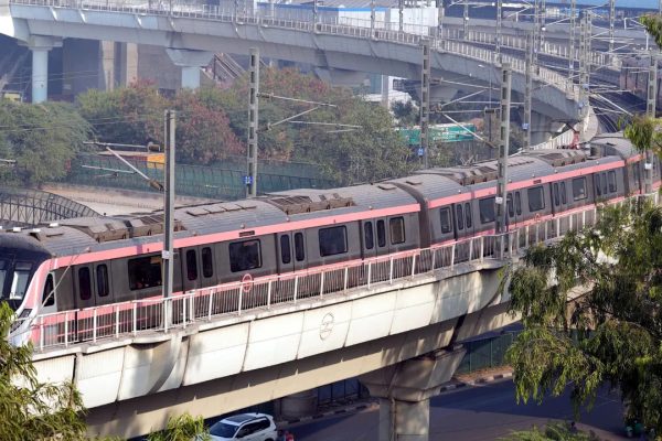 नोएडा के मेट्रो स्टेशन पर सुसाइड, ट्रेन के आगे कूदी युवती, दर्दनाक मौत