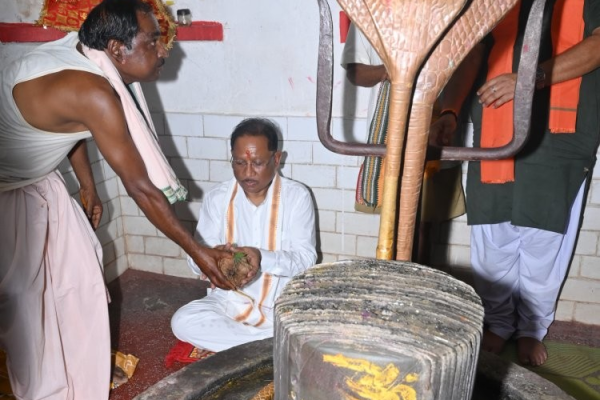 मुख्यमंत्री ने शिव मंदिर में की पूजा-अर्चना, प्रदेशवासियों की खुशहाली की कामना…