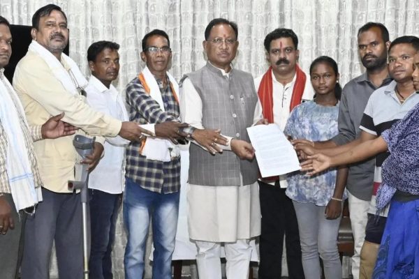 CM विष्णु देव साय से मिले हिंसा पीड़ित… नक्सल उन्मूलन अभियान में तेजी लाने का किया अनुरोध