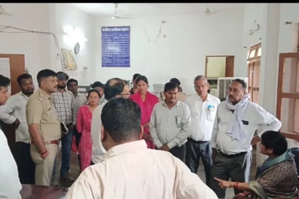 मध्य प्रदेश में अतिक्रमण से परेशान पूर्व विधायक की पत्नी ने खुद पर उड़ेला केरोसिन
