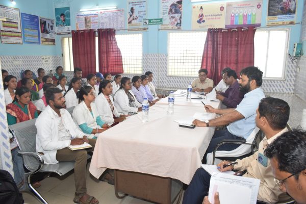 जशपुर: कलेक्टर ने दूरस्थ अंचल पंडरापाठ के प्राथमिक स्वास्थ्य केंद्र का किया निरीक्षण, स्वास्थ्य कर्मचारियों को अपने मुख्यालय में रहने के निर्देश