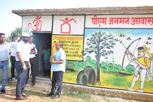 जशपुर: कलेक्टर ने पंडरापाठ के पीएम जनमन योजना के लाभान्वित हितग्राही बुचू राम के भवन का किया अवलोकन
