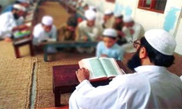 Uttar Pradesh: मदरसे में हाईस्कूल का छात्र नहीं लिख पाया अंग्रेजी में अपना नाम, दिया नोटिस