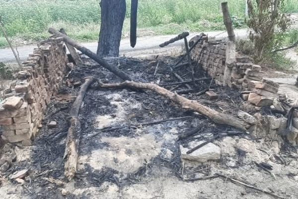 जसवंत नगर : किसान की मेहनत एक रात में राख! आग से तबाह हुआ पूरा परिवार, मुआवज़े की गुहार