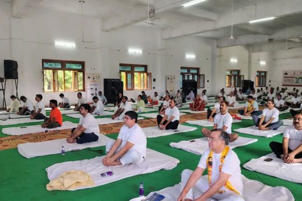 धौलपुर: जिला स्तर पर अंतरराष्ट्रीय योग दिवस का भव्य आयोजन, ‘एक पृथ्वी, एक स्वास्थ्य’ थीम रही केंद्र में