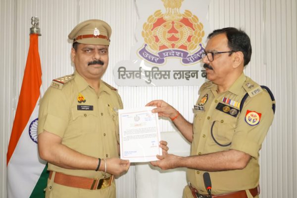 Uttar Pradesh: आई.जी.आर.एस. के मामले में बलिया को मिला पहला स्थान, एसपी ने टीम को किया सम्मानित
