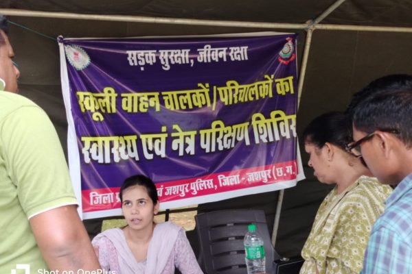 जशपुर: स्कूल प्रारंभ होने के पूर्व पुलिस, परिवहन और स्वास्थ्य विभाग ने स्कूल बसों का किया परीक्षण