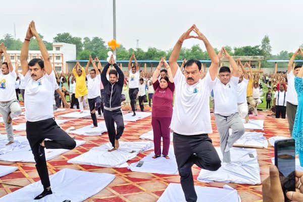 बलिया डीएम मंगला प्रसाद ने की अपील, प्रतिदिन आधे घंटे का समय निकालकर योग को दिनचर्या में करें शामिल