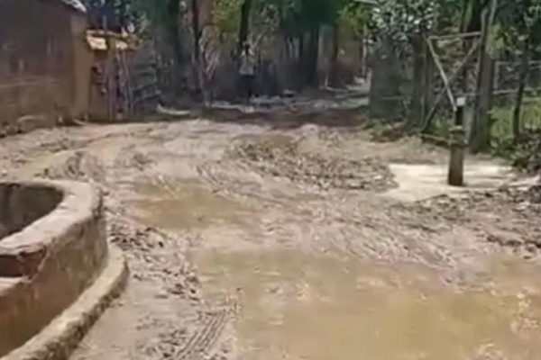 पन्ना में गांव की सड़कें दल-दल में तब्दील, एंबुलेंस तक नहीं पहुंच पा रही, स्कूली बच्चों को परेशानी