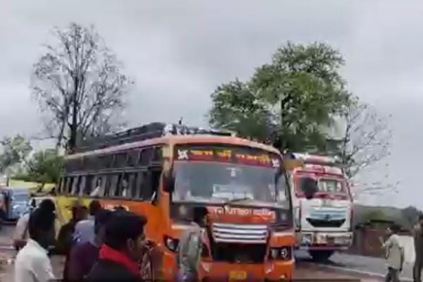 Madhya Pradesh: सड़क हादसे में बाइक सवार युवक की मौत, परिजनों ने दमोह-जबलपुर स्टेट हाईवे पर लगाया जाम
