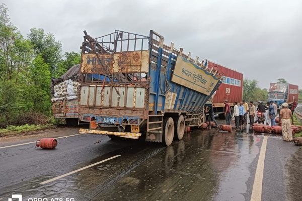 राजगढ़ में भीषण सड़क हादसा: दो ट्रकों की टक्कर में चालक की मौत, 5 घायल