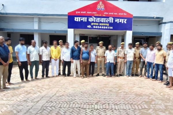 प्रतापगढ़: जुए के अड्डे पर पुलिस का छापा, 19 जुआरी गिरफ्तार…5.69 लाख रुपये नकद व कई कीमती सामान बरामद