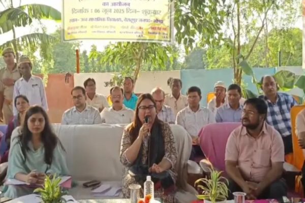 “DM की चौपाल में गड़बड़ियों की शामत! 75 बार की शिकायत पर फाइनल एक्शन…, आंगनबाड़ी कार्यकत्री की सेवा समाप्त”