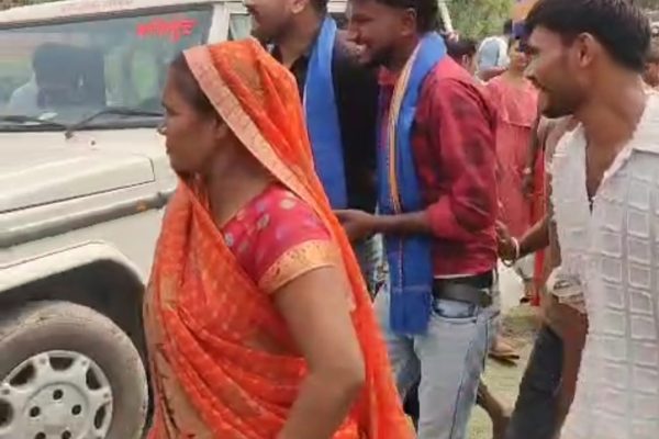 सरकारी पार्क में बिना अनुमति लगी अंबेडकर की प्रतिमा प्रतिमा हटाने को लेकर भीम आर्मी के सदस्यों ने किया जमकर हंगामा