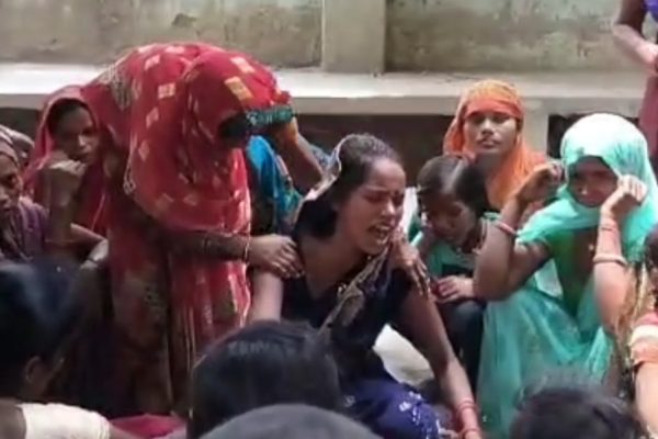 हरदोई में चलती बाइक से गिरकर महिला की मौत, मचा कोहराम