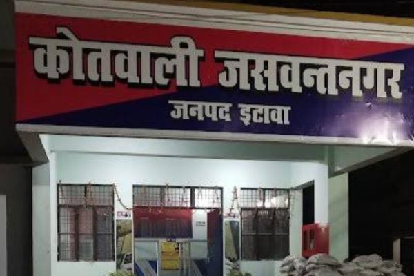 जसवंतनगर : हेयर सैलून बना बवाल का अड्डा! जातिसूचक गालियों के साथ मारपीट और तोड़फोड़