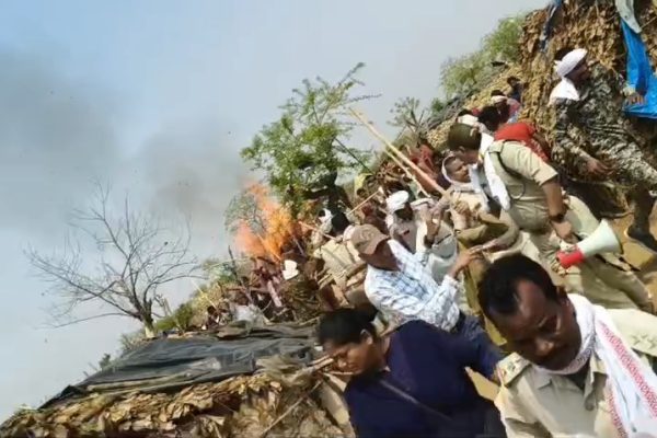 श्योपुर में अतिक्रमण हटाने पहुंची वन विभाग की टीम को दौड़ा-दौड़ा कर पीटा: प्रशासन की टीम पर पथराव, सरकारी गाड़ियों में तोड़फोड़