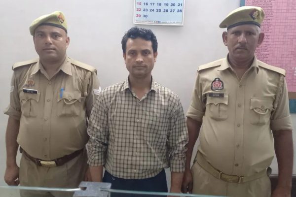 ‘गर्लफ्रेंड बन जाओ मेरी’… कोचिंग में टीचर की छात्रा से फरमाइश, पुलिस ने उठाकर भेज दिया जेल