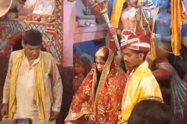 कैमरामैन से इश्क, आधी रात प्रेमिका से मिलने पहुंचा, गांव वालों ने करा दी शादी; कहा- दुल्हन लेकर जाओ