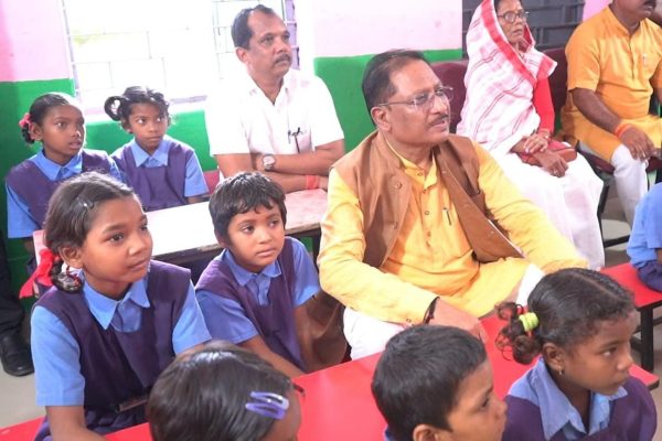 CM साय ने सम्पर्क स्मार्ट स्कूल और स्मार्ट ब्लॉक कार्यक्रम का किया शुभारंभ” मुख्यमंत्री ने बच्चों के बीच बैठकर याद किया अपना बचपन