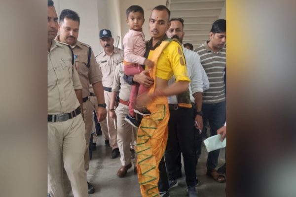 आधे तन पर पैंट-शर्ट, आधे पर साड़ी… अर्धनारीश्वर बन कोर्ट पहुंचा शख्स, हैरान कर देगी इसके पीछे की वजह