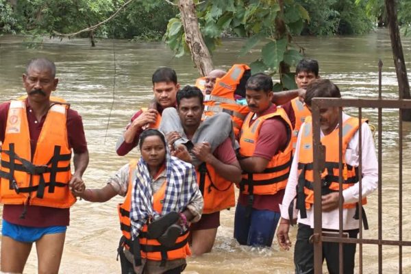 दुर्ग में बाढ़ से हाहाकार, थनौदा गांव डूबा, SDRF ने भारतमाला प्रोजेक्ट के मजदूरों को बचाया, कई बेजुबान भी फंसे – FLOOD IN DURG BHILAI