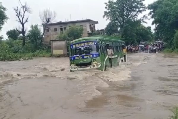 श्योपुर में ‘मौत’ से गुजरी बस! पानी में डूबे पुल पर जानलेवा स्टंट – प्रशासन बेखबर?