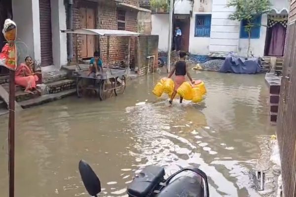 Bihar: शाहपुर के अंबेडकर नगर में जल जमाव से परेशान लोग, नगर परिषद की उदासीनता पर फूटा आक्रोश